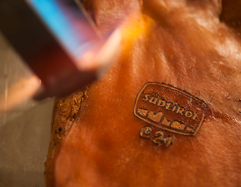 Speck im Ganzen mit dem Qualitätssiegel Südtirol.