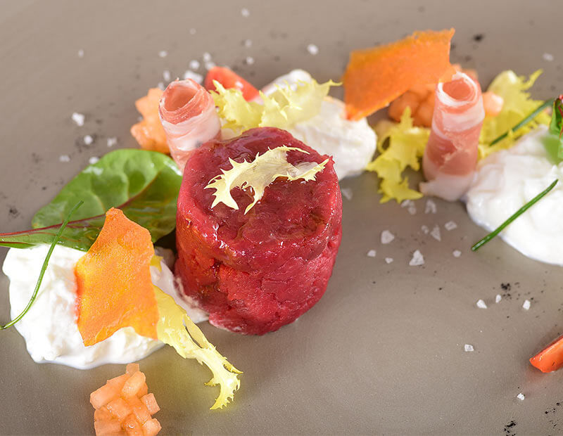 Burrata con melone, tartare e speck