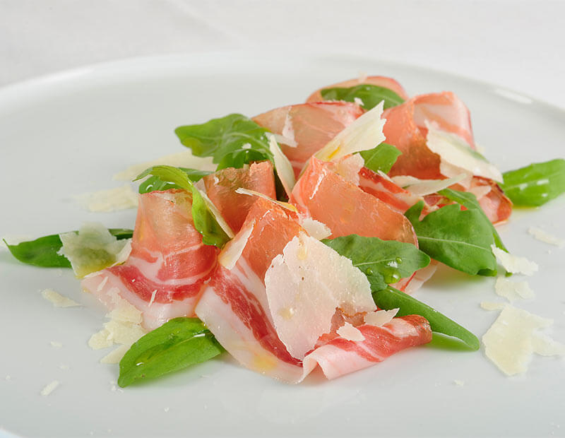 Speck à la roquette et copeaux de Parmigiano Reggiano