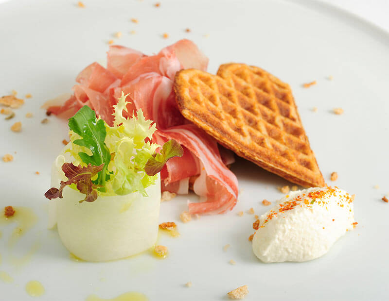 Gaufres à la mousse de raifort et au speck