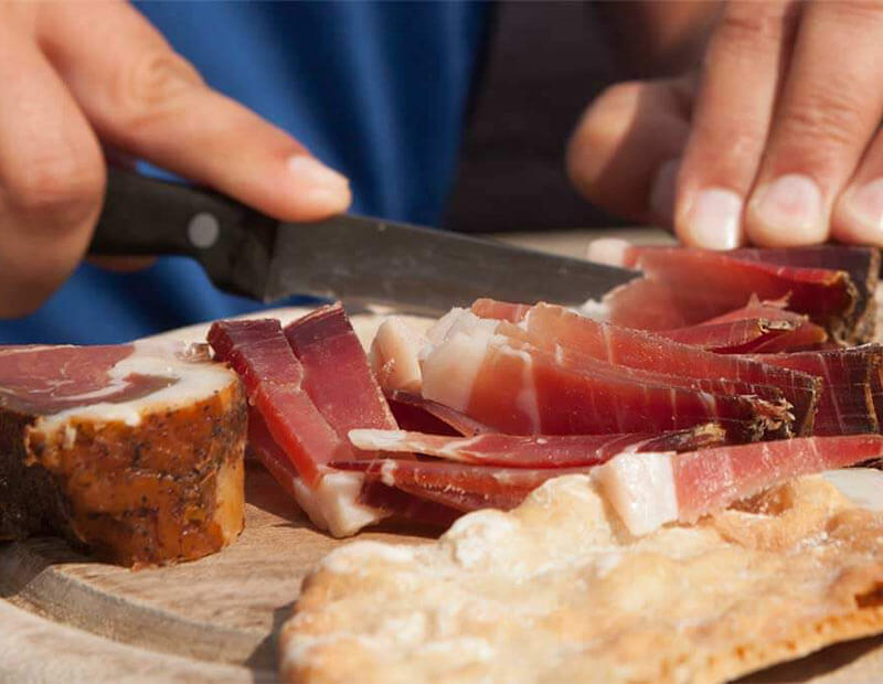 La bonne manière de couper le speck