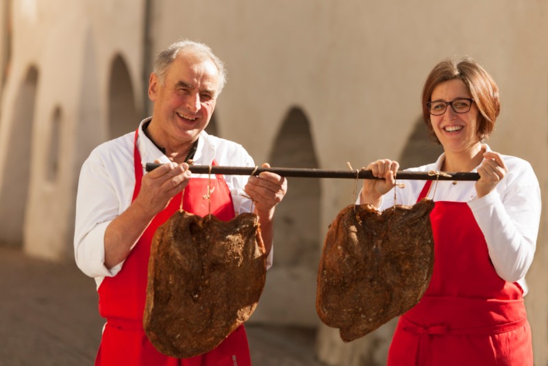 Seniorchef Ernst und Karoline Kuenrath mit Team führen die Metzgerei Glurns mit Leidenschaft und Einsatz. 