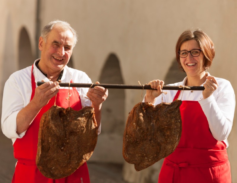 I titolari Ernst e Karoline Kuenrath, affiancati dal loro team, gestiscono la macelleria di Glorenza con passione e impe-gno. 