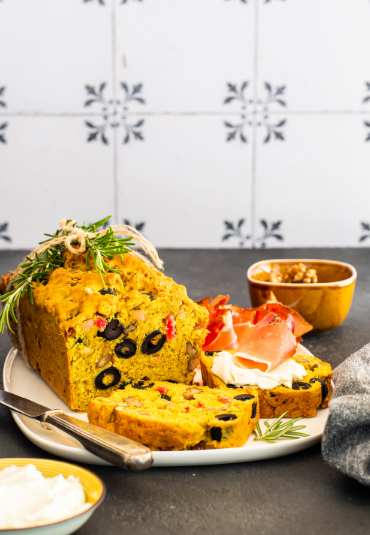 Plumcake mit Oliven, Speck und Curry