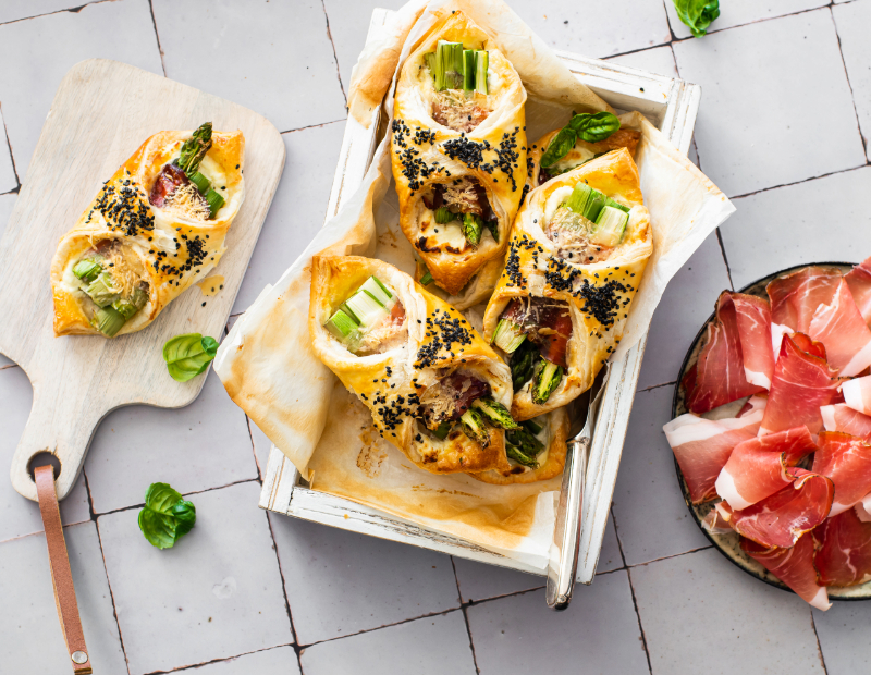 Brett mit einem Gericht zubereitet mit Speck