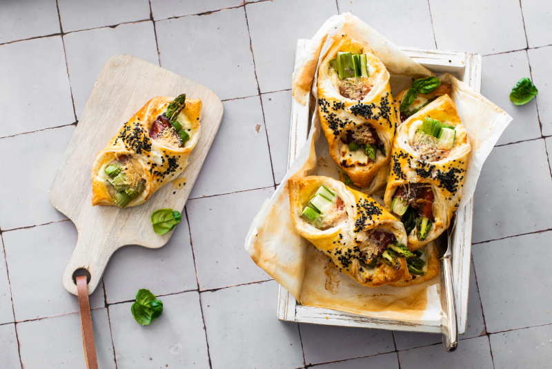 Brett mit einem Gericht zubereitet mit Speck