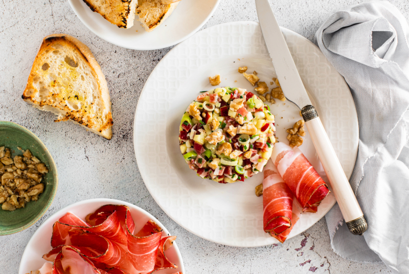 Teller mit einem Gericht auf Speckbasis