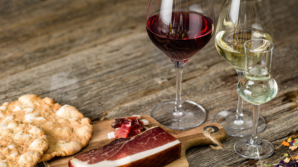 Schüttelbröt, Speck, Wein und Schnaps