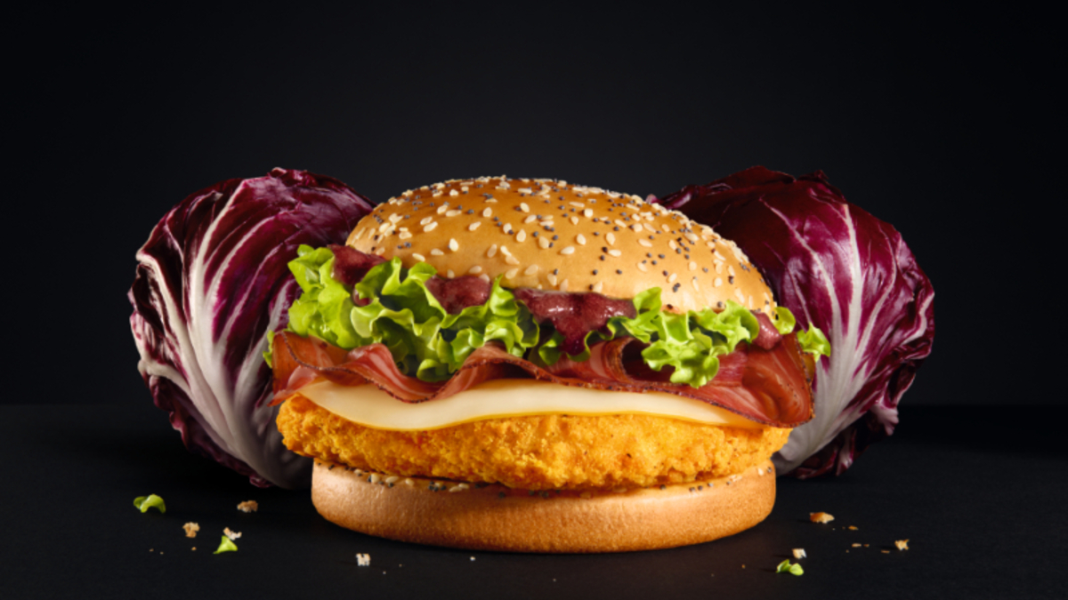 Il nuovo My Selection Burger con pollo, speck e salsa al radicchio e mela