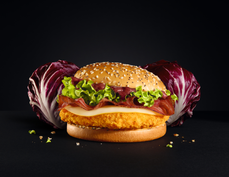 Der neue My Selection Burger mit Hähnchen, Speck, Radicchio und Apfel Sauce