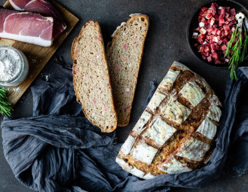 Kornbrot mit Speck