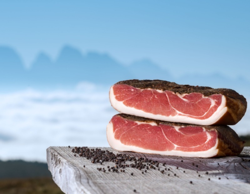 Zwei Speckformen übereinander mit Wacholderbeeren.