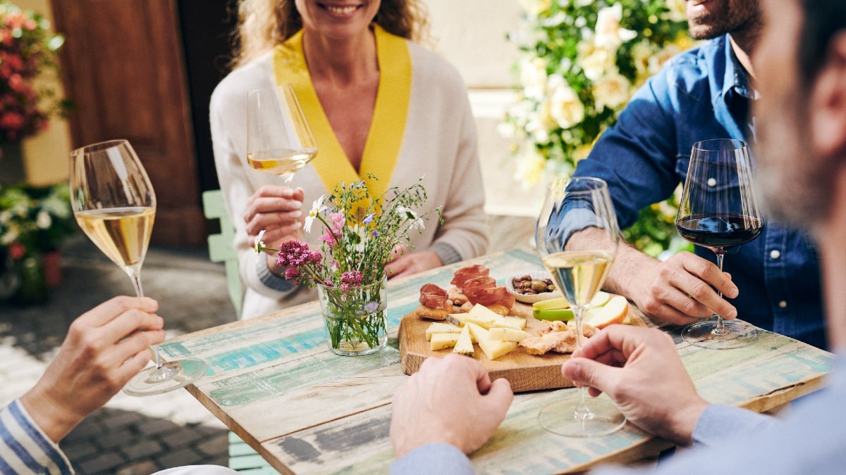 Aperitif mit einer Platte in der Mitte.