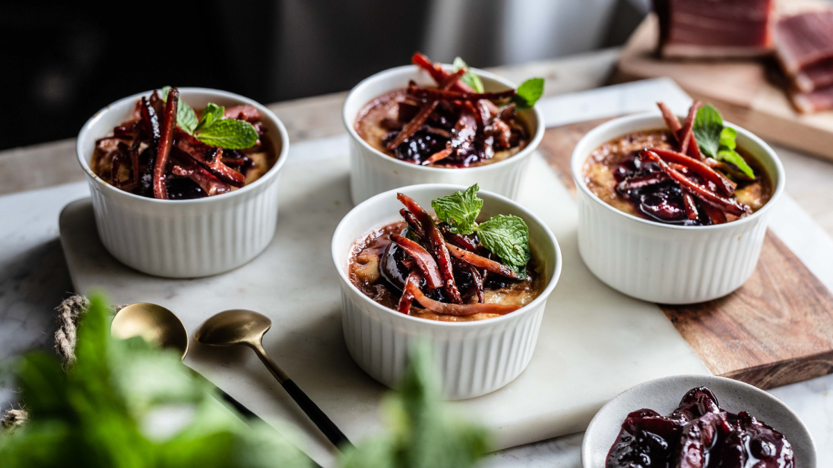 Crème brûlée con salsa di prugne