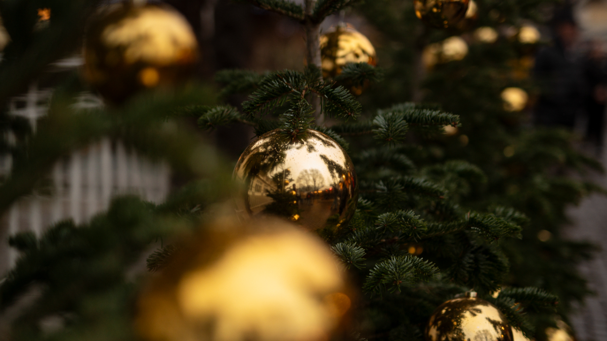 Albero di Natale con bocce di colore oro