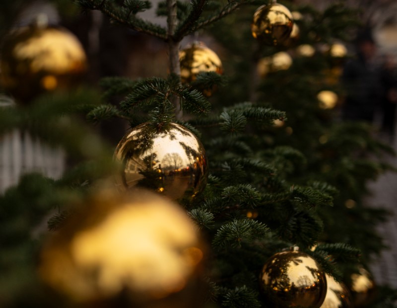 Weihnachtsbaum mit goldenen Kugeln