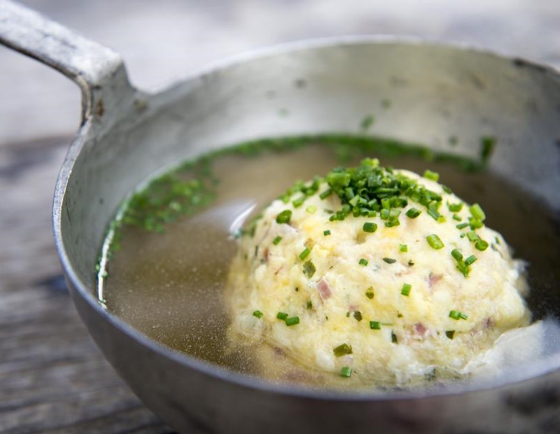 Eine traditionelle südtiroler Speckknödelsuppe