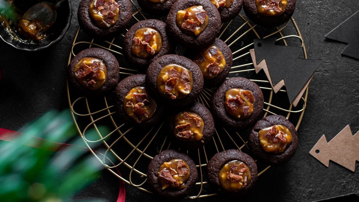 Schokokekse mit Erdnusskaramell und knusprigem Speck g.g.A. auf einem Gitter angerichtet