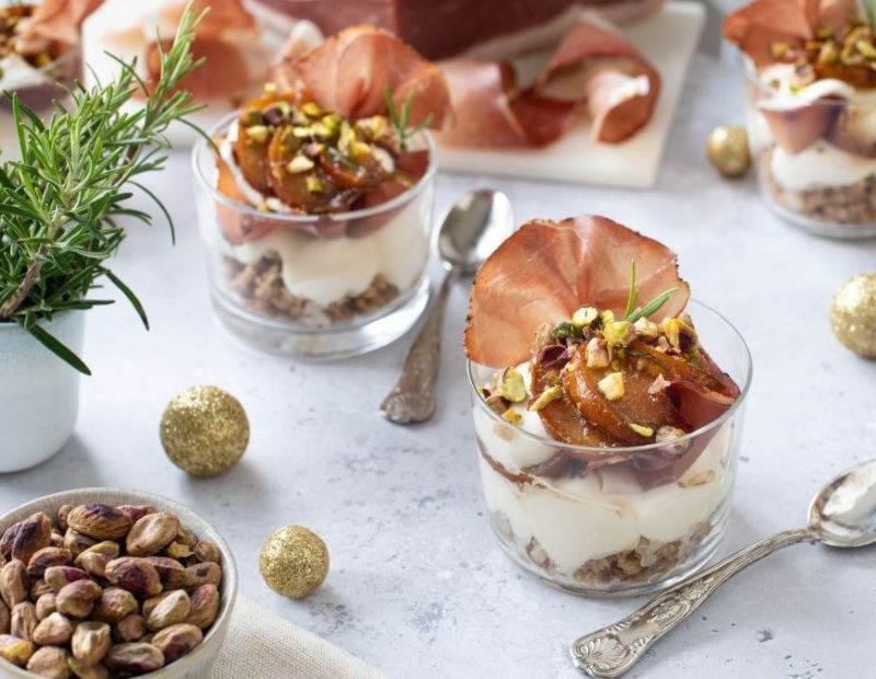 Robiola-Cheesecakes im Glas mit Balsamico-Birnen, knusprigem Speck g.g.A. und gehackten Pistazien 