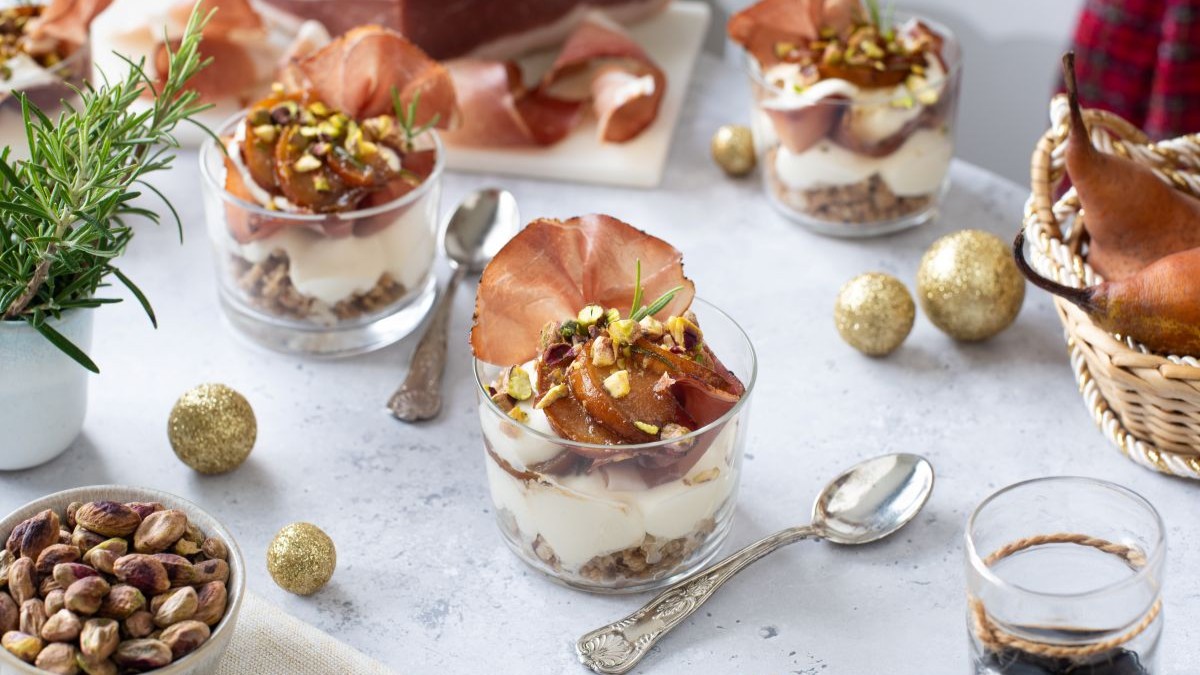 Robiola-Cheesecakes im Glas mit Balsamico-Birnen, knusprigem Speck g.g.A. und gehackten Pistazien