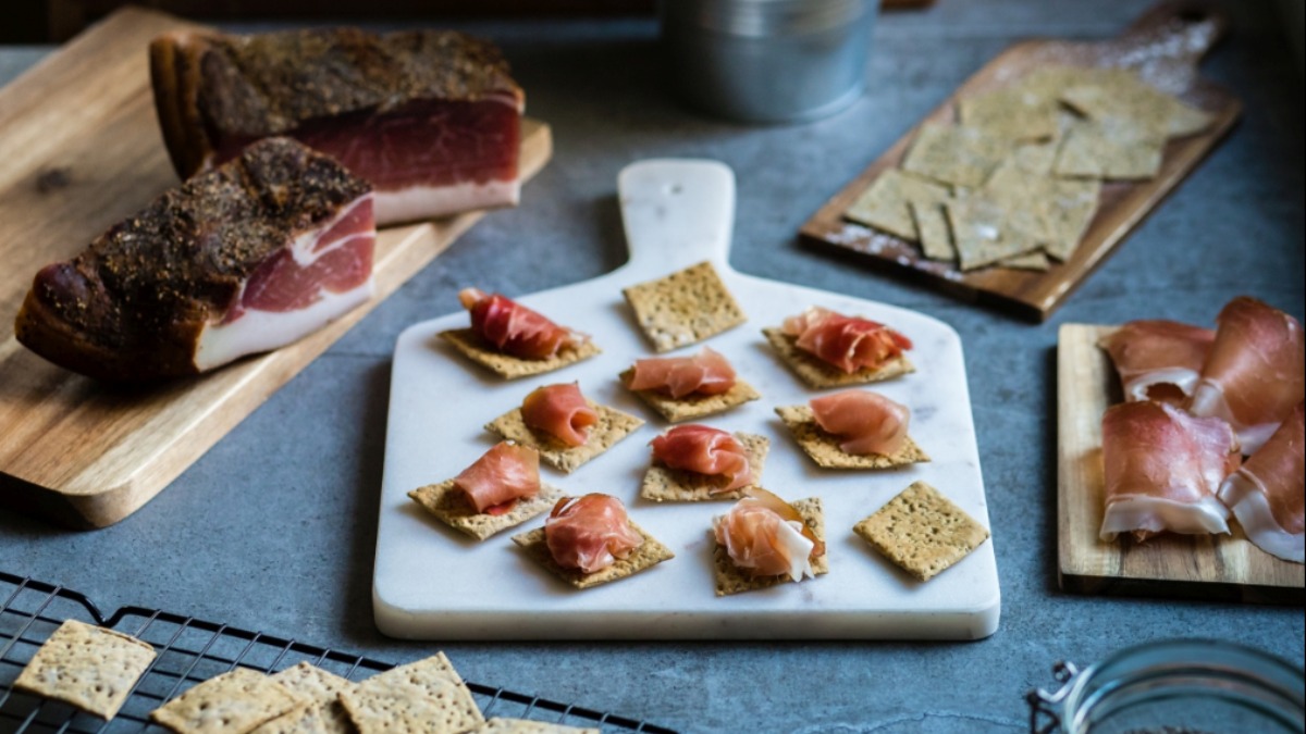 Gegrillte Melone mit Südtiroler Speck g.g.A. und Rucolapesto.
