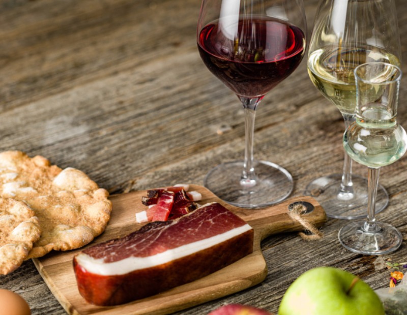 Schüttelbröt, Speck, Wein und Schnaps