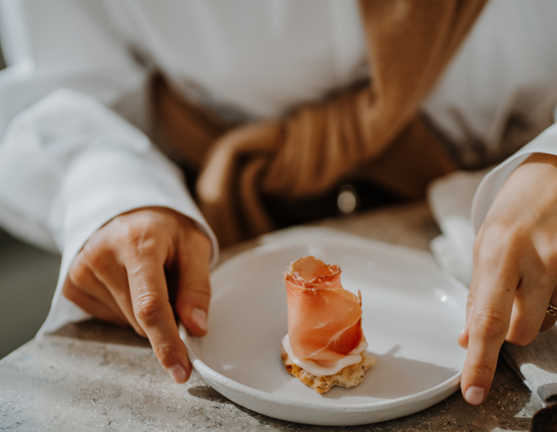 Gericht mit Speck, serviert vom Koch