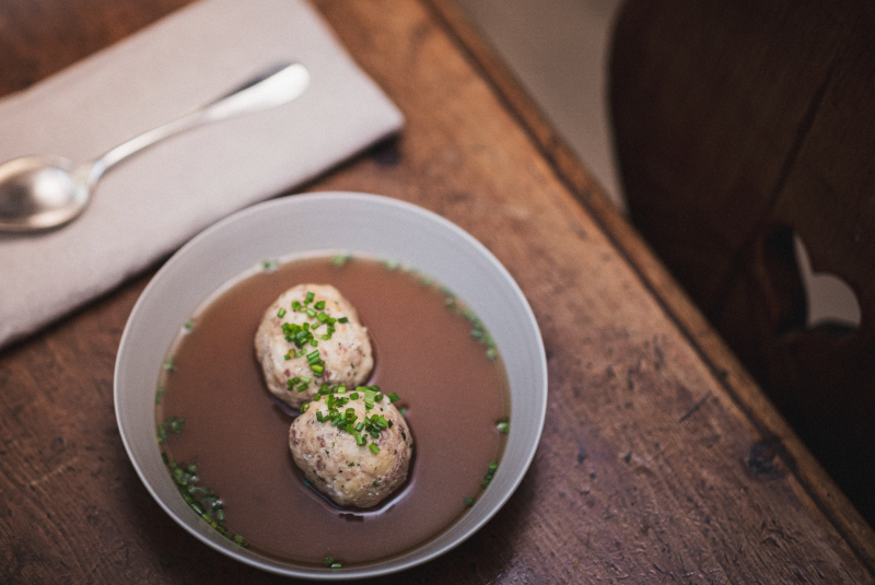 Una tradizionale zuppa di canederli allo speck dell'Alto Adige