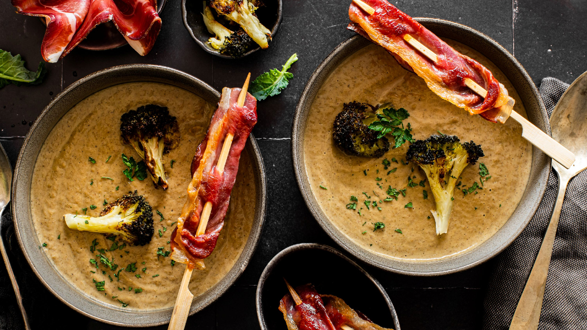 Crema di broccoli con spiedini di speck