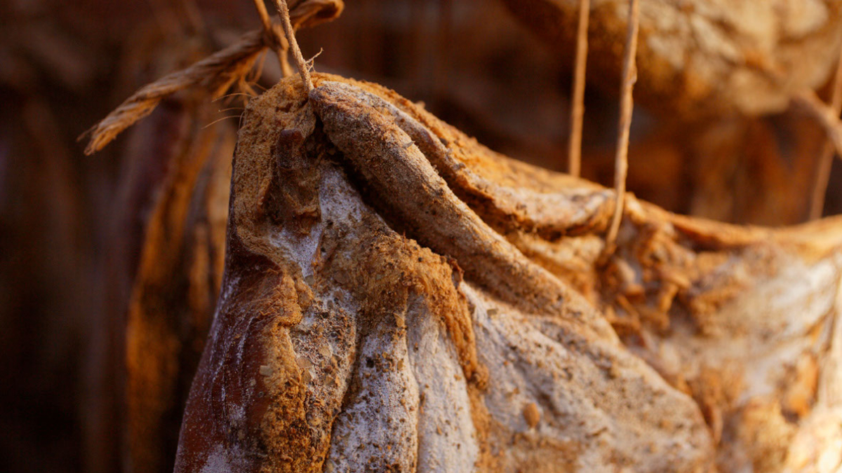 Forma di speck appesa per affumicatura
