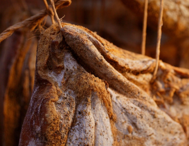 Speckform zum Räuchern aufgehängt