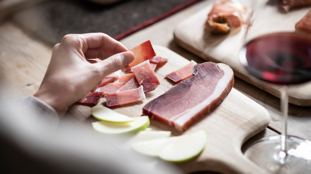 Speck und Apfel auf dem Schneidebrett