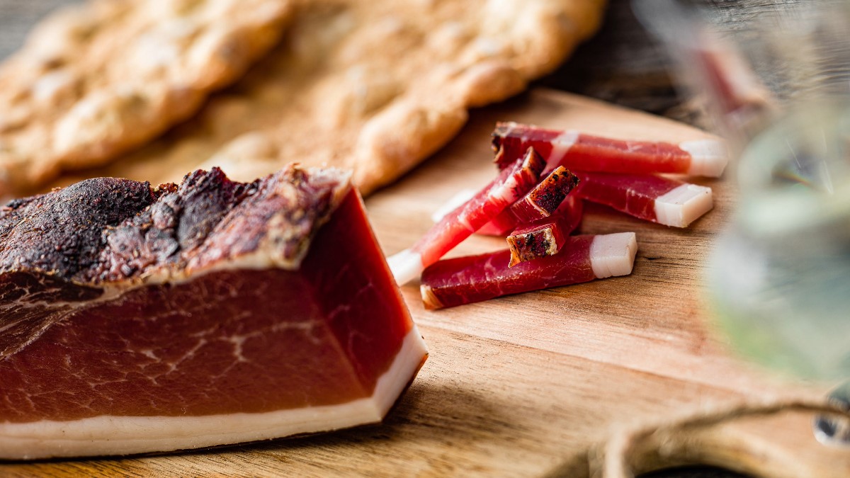 Ein Stück Speck auf dem Schneidebrett.