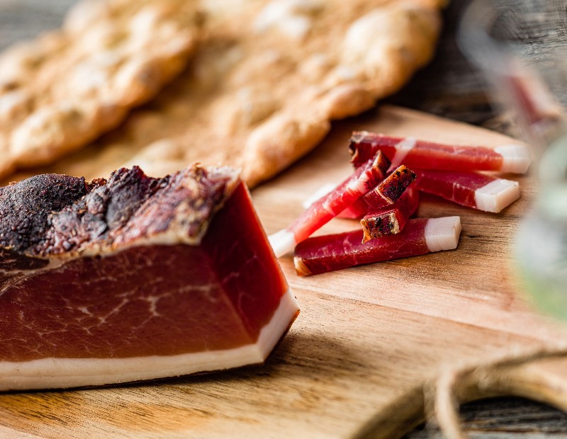 Ein Stück Speck auf dem Schneidebrett.