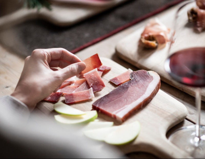 Wir verraten Ihnen die Merkmale, die einen Original Südtiroler Speck g.g.A. auszeichnen.