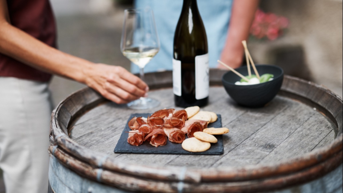  Abilità artigianale combinata con moderna tecnologia garantisce che, anche oggi, ogni pezzo di Speck Alto Adige IGP mantenga inalterato il proprio inconfondibile sapore.