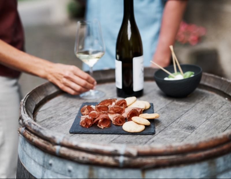 Handwerkskunst gepaart mit moderner Technologie. Damit wird garantiert, dass jedes Stück Südtiroler Speck g.g.A. auch heute noch seinen unverwechselbaren Geschmack erhält.