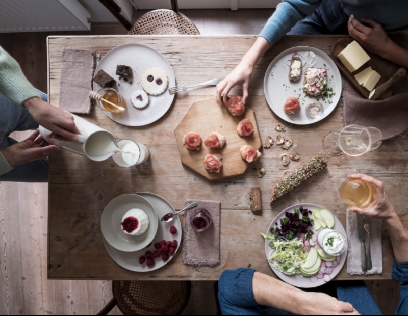 Südtiroler Speck g.g.A. und Milchprodukte mit Qualitätszeichen Südtirol. Damit verbinden Feinschmecker im Land und darüber hinaus unverwechselbaren Genuss.