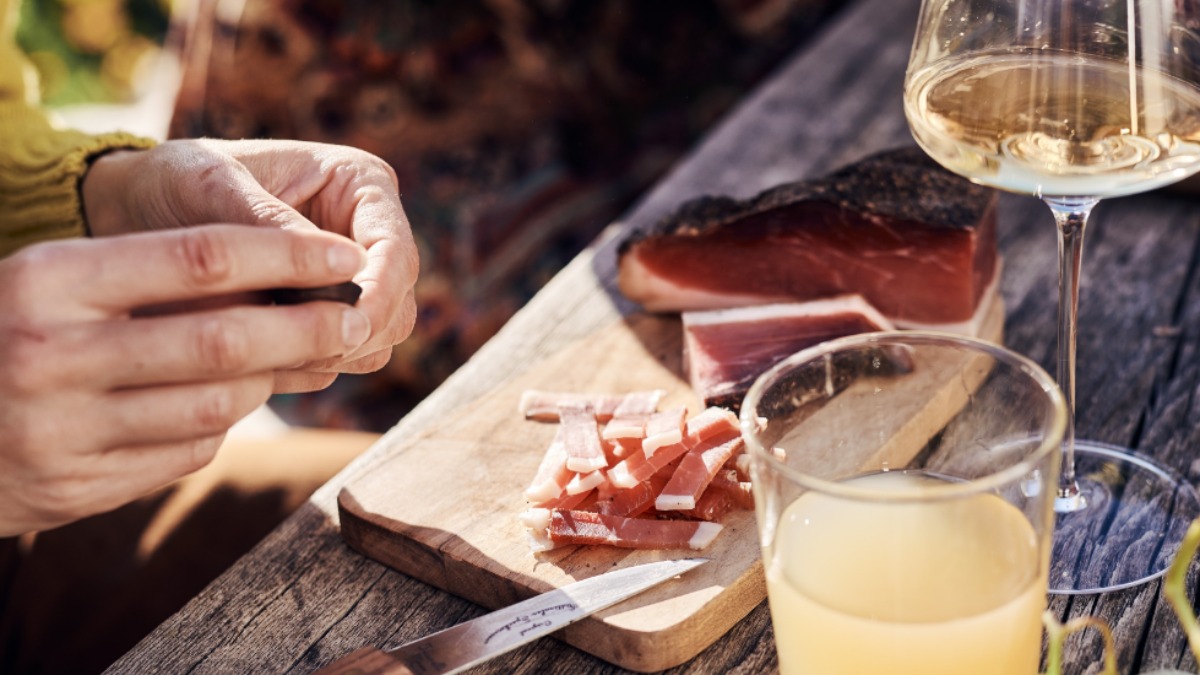 Caratteristiche , di un tempo e di oggi, della produzione dello Speck Alto Adige IGP 
