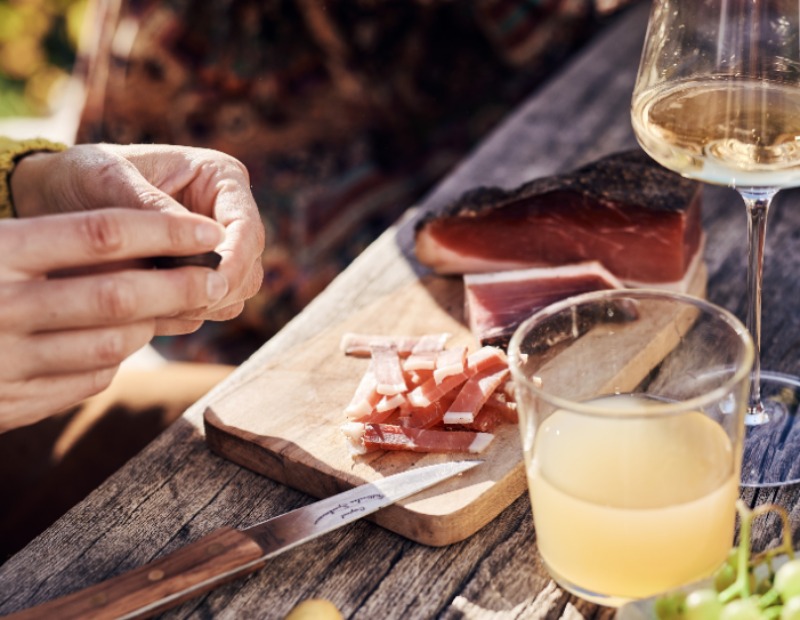 Der Südtiroler Speck g.g.A. ist fest mit der Südtiroler Esskultur verwurzelt