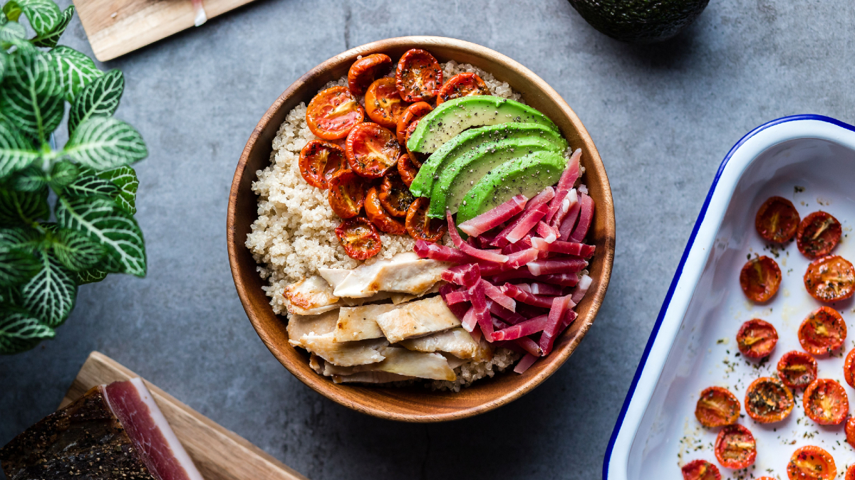Bowl con avocado, pollo grigliato e speck