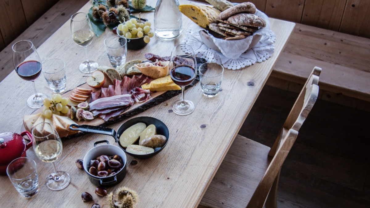 Südtiroler Speck g.g.A., Wein und gebratene Kastanien – diese Genüsse erwarten Sie beim Törggelen.