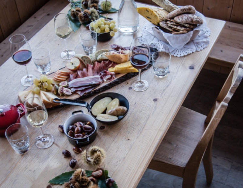 Südtiroler Speck g.g.A., Wein und gebratene Kastanien – diese Genüsse erwarten Sie beim Törggelen.