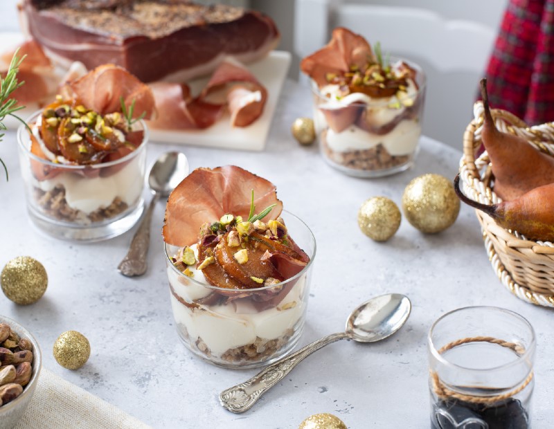 Cheesecake di robiola con pere al balsamico, speck e pistacchi    