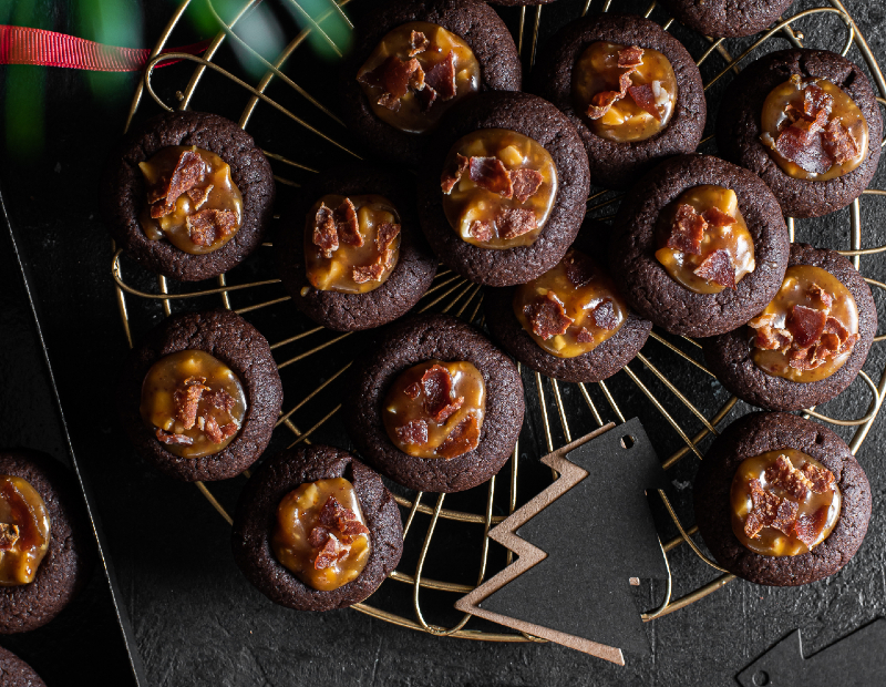 Biscotti al cioccolato con caramello allo speck  