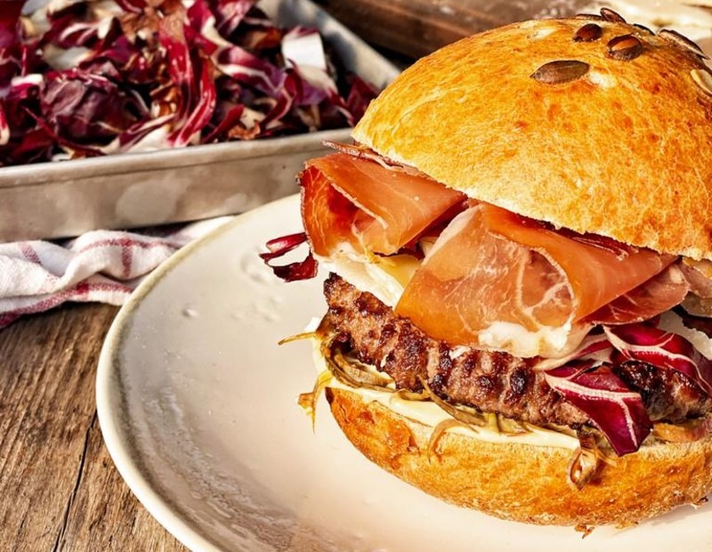 Petits pains au hamburger, Speck Alto Adige IGP, artichauts émincés, mayonnaise à la moutarde, flocons de parmesan et radicchio