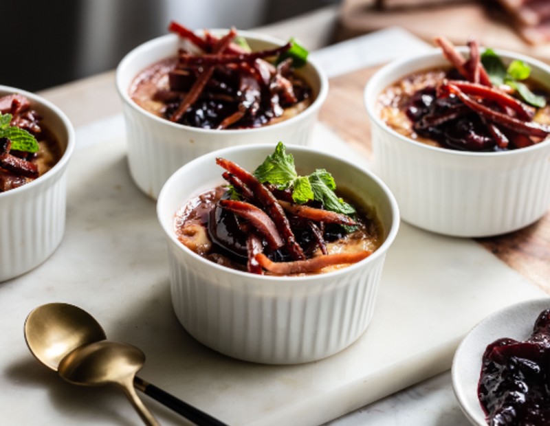 Crème brulée à la sauce aux pruneaux et Speck Alto Adige IGP 