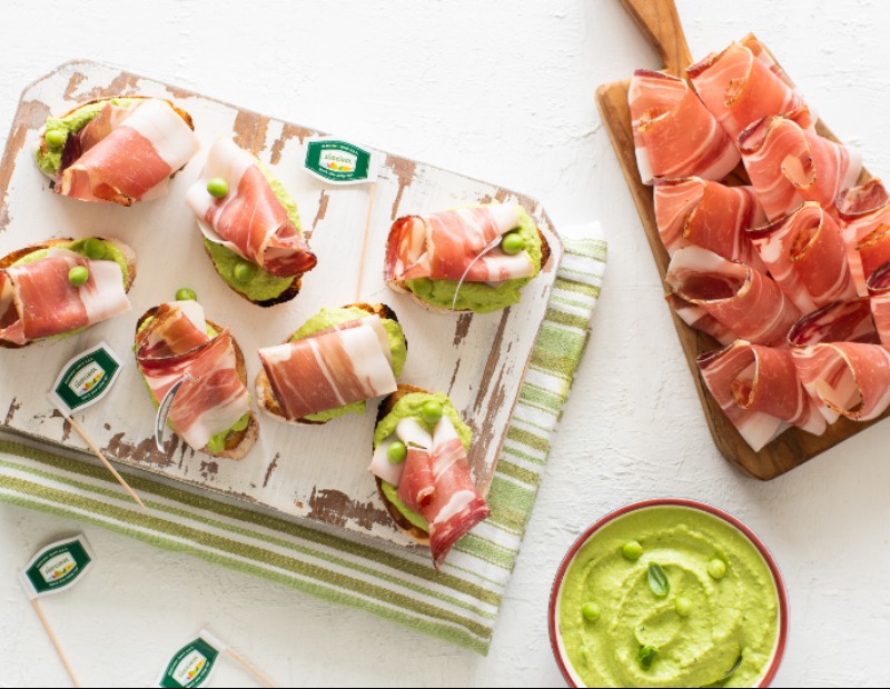 Crostini con hummus di piselli e Speck Alto Adige IGP