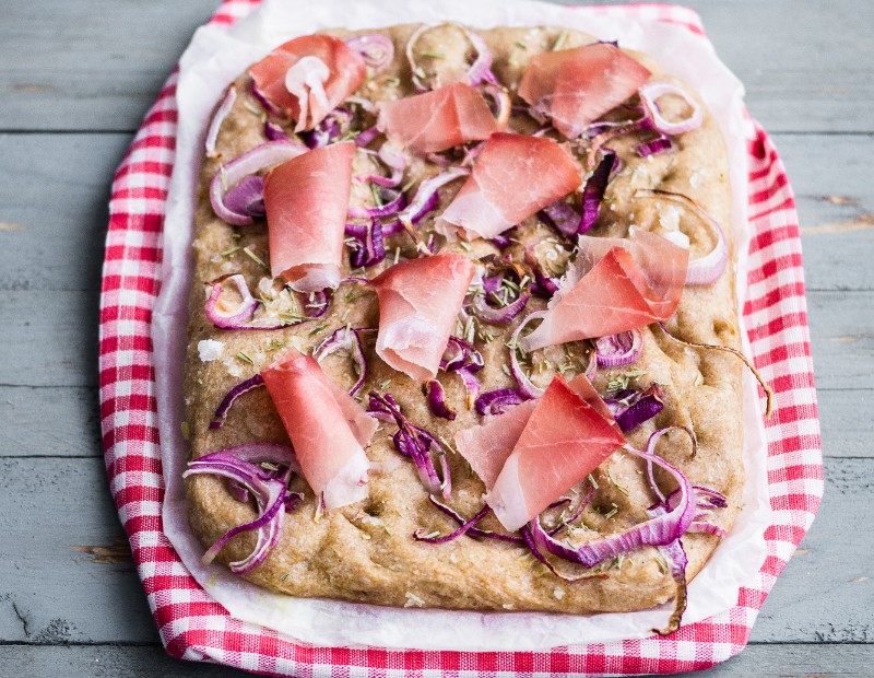 Ricetta: Focaccia di farro e segale - Focaccia con cipolla e Speck Alto ...
