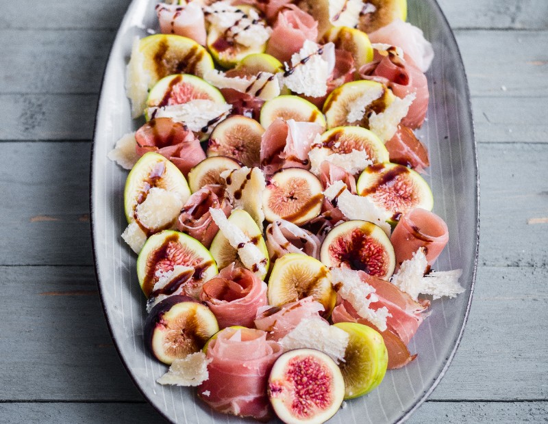 Salade de figues avec du speck, du fromage à pâte dure et glaçage au vinaigre balsamique